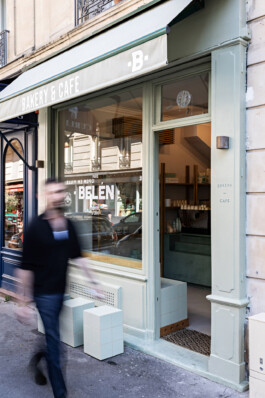 Façade Belén Bakery Café Paris XVI — menuiserie vert sauge carreaux de faïence — design intérieur Bilal Deshayes architecte Paris