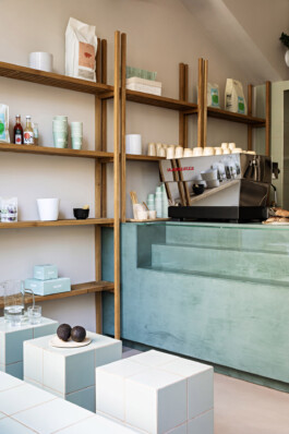 Comptoir enduit vert céladon étagères chêne Belén Bakery Café Paris XVI — Bilal Deshayes architecte d'intérieur