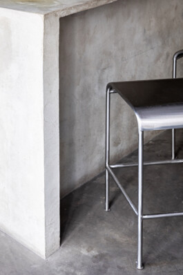 Détail tabouret inox béton brut restaurant Galetezen Paris IX — Bilal Deshayes architecte d'intérieur