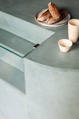 Détail comptoir courbe enduit minéral vert Belén Bakery Café Paris — design hospitality Bilal Deshayes architecte d'intérieur