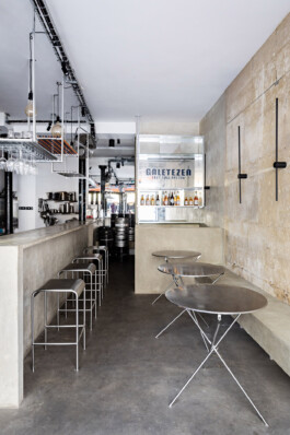 Vue d'ensemble restaurant Galetezen Paris IX — comptoir béton tabourets inox pierre de taille — Bilal Deshayes architecte d'intérieur