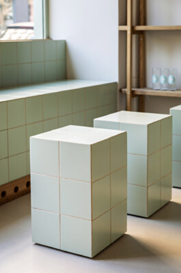 Tabourets carreaux faïence vert blanc Belén Bakery Café Paris XVI — mobilier sur mesure Bilal Deshayes architecte d'intérieur