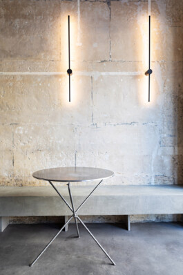 Table inox appliques linéaires noires mur pierre de taille Galetezen Paris IX — Bilal Deshayes architecte d'intérieur 