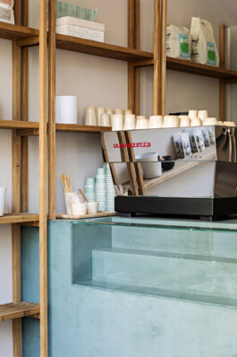 Détail bar comptoir enduit vert machine La Marzocco étagères chêne Belén Bakery Café Paris — Bilal Deshayes architecte d'intérieur 