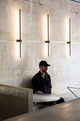 Ambiance salle restaurant Galetezen Paris IX — mur pierre de taille appliques lumière chaude banquette béton — Bilal Deshayes architecte d'intérieur