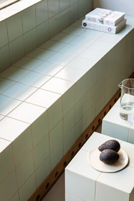 Détail banquette carreaux faïence vert céladon Belén Bakery Café Paris — Bilal Deshayes architecte d'intérieur