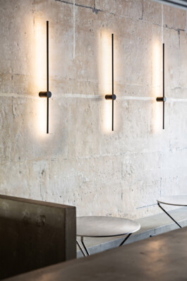 Mur pierre de taille appliques linéaires noires restaurant Galetezen Paris IX — Bilal Deshayes architecte d'intérieur