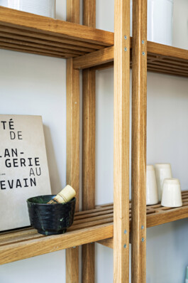 Détail étagère chêne bol matcha céramique Belén Bakery Café Paris — Bilal Deshayes architecte d'intérieur