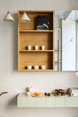 Niche murale chêne miroir suspensions lin Belén Bakery Café Paris XVI — Bilal Deshayes architecte d'intérieur