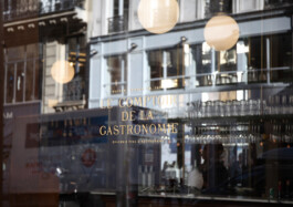 Vitrine Le Comptoir de la Gastronomie rue Montmartre Paris Ier — épicerie fine restaurant depuis 1894 — rénovation Bilal Deshayes architecte d'intérieur Paris