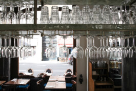 Détail verres suspendus salle restaurant Le Comptoir de la Gastronomie Paris Ier — brasserie historique rénovation Bilal Deshayes architecte d'intérieur Paris