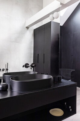 Salle de bain suite parentale maison Neuilly-sur-Seine — vasques noires plâtre minéral Shou Sugi Ban — surélévation résidentielle Bilal Deshayes architecte d'intérieur Paris