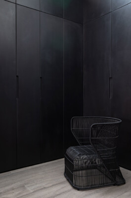 Salle de bain suite parentale maison Neuilly-sur-Seine — vasques noires plâtre minéral Shou Sugi Ban — surélévation résidentielle Bilal Deshayes architecte d'intérieur Paris