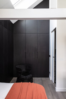 Salle de bain suite parentale maison Neuilly-sur-Seine — vasques noires plâtre minéral Shou Sugi Ban — surélévation résidentielle Bilal Deshayes architecte d'intérieur Paris