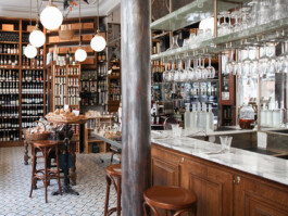 Vue d'ensemble Le Comptoir de la Gastronomie Paris Ier — comptoir marbre boiseries cave à vins carreaux ciment — rénovation Bilal Deshayes architecte d'intérieur Paris