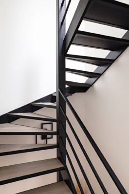 Intérieur maison Neuilly-sur-Seine — bois brûlé Shou Sugi Ban béton ciré textures noires — surélévation résidentielle Bilal Deshayes architecte d'intérieur Paris