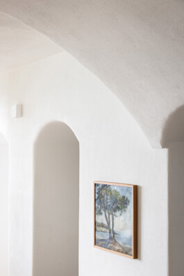 Voûte en enduit blanc avec tableau paysage encadré, maison Grimaldi Superiore Ligurie — Bilal Deshayes architecte d'intérieur