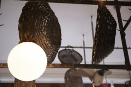 Détail plafond paniers osier globe lumineux Le Comptoir de la Gastronomie Paris Ier — épicerie fine historique rénovation Bilal Deshayes architecte d'intérieur Paris