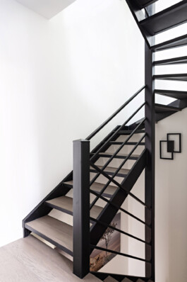 Intérieur maison Neuilly-sur-Seine — bois brûlé Shou Sugi Ban béton ciré textures noires — surélévation résidentielle Bilal Deshayes architecte d'intérieur Paris
