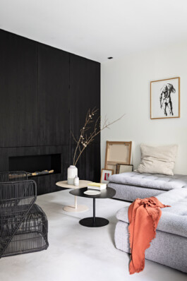 Intérieur maison Neuilly-sur-Seine — bois brûlé Shou Sugi Ban béton ciré textures noires — surélévation résidentielle Bilal Deshayes architecte d'intérieur Paris