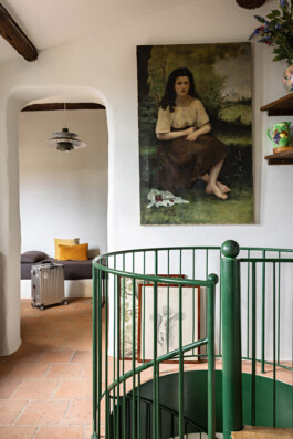 Palier de l'escalier hélicoïdal vert avec grande peinture figurative ancienne et tomettes, maison Grimaldi Superiore — Bilal Deshayes architecte d'intérieur