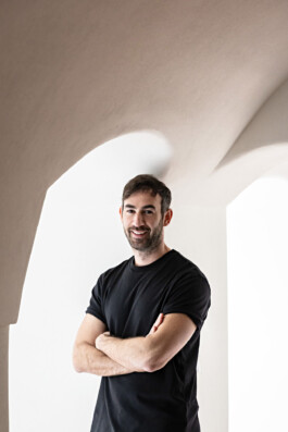 Bilal Deshayes architecte d'intérieur Paris, portrait dans la maison Grimaldi Superiore Ligurie Italie 