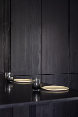 Intérieur maison Neuilly-sur-Seine — bois brûlé Shou Sugi Ban béton ciré textures noires — surélévation résidentielle Bilal Deshayes architecte d'intérieur Paris