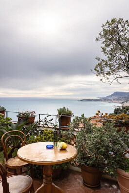 Terrasse avec vue panoramique sur la mer Ligure, table ronde et citrons, maison Grimaldi Superiore Italie — Bilal Deshayes architecte d'intérieur