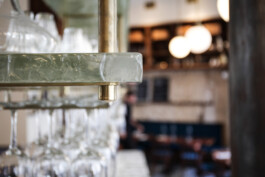 Détail lustre cristal laiton Le Comptoir de la Gastronomie Paris Ier — ambiance brasserie historique — rénovation Bilal Deshayes architecte d'intérieur Paris