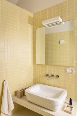 Salle de bain intégrale carrelée jaune avec tabouret en bois et voûte, maison Grimaldi Ligurie — Bilal Deshayes architecte d'intérieur