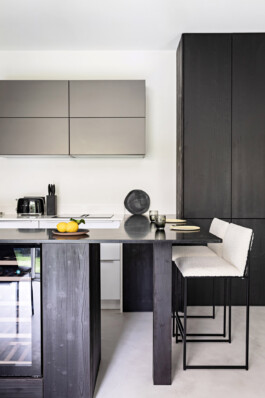 Intérieur maison Neuilly-sur-Seine — bois brûlé Shou Sugi Ban béton ciré textures noires — surélévation résidentielle Bilal Deshayes architecte d'intérieur Paris