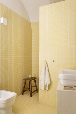 Salle de bain intégrale carrelée jaune avec tabouret en bois et voûte, maison Grimaldi Ligurie — Bilal Deshayes architecte d'intérieur