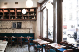 Salle restaurant Le Comptoir de la Gastronomie Paris Ier rue Montmartre — boiseries chaises bistrot carreaux ciment — rénovation Bilal Deshayes architecte d'intérieur Paris