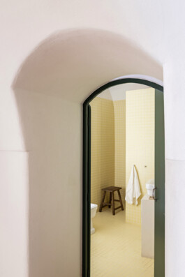Salle de bain intégrale carrelée jaune avec tabouret en bois et voûte, maison Grimaldi Ligurie — Bilal Deshayes architecte d'intérieur