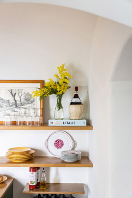 Cuisine avec façades vertes, plan de travail bois et étagères ouvertes, maison Grimaldi Ligurie — Bilal Deshayes architecte d'intérieur