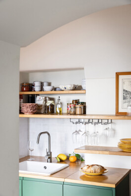 Cuisine avec façades vertes, plan de travail bois et étagères ouvertes, maison Grimaldi Ligurie — Bilal Deshayes architecte d'intérieur