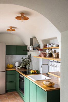 Cuisine avec façades vertes, plan de travail bois et étagères ouvertes, maison Grimaldi Ligurie — Bilal Deshayes architecte d'intérieur