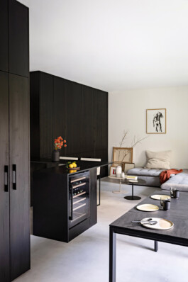 Intérieur maison Neuilly-sur-Seine — bois brûlé Shou Sugi Ban béton ciré textures noires — surélévation résidentielle Bilal Deshayes architecte d'intérieur Paris