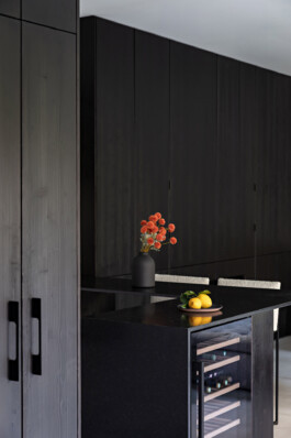 Intérieur maison Neuilly-sur-Seine — bois brûlé Shou Sugi Ban béton ciré textures noires — surélévation résidentielle Bilal Deshayes architecte d'intérieur Paris 