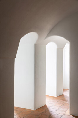 Voûte en enduit blanc avec tableau paysage encadré, maison Grimaldi Superiore Ligurie — Bilal Deshayes architecte d'intérieur