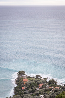 Terrasse avec vue panoramique sur la mer Ligure, table ronde et citrons, maison Grimaldi Superiore Italie — Bilal Deshayes architecte d'intérieur