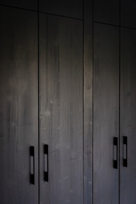 Intérieur maison Neuilly-sur-Seine — bois brûlé Shou Sugi Ban béton ciré textures noires — surélévation résidentielle Bilal Deshayes architecte d'intérieur Paris