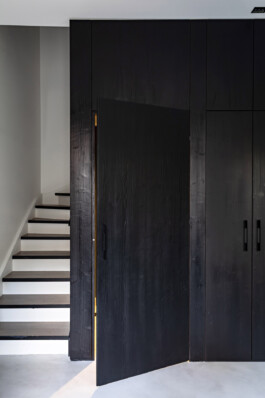Porte pivot bois brûlé Shou Sugi Ban escalier maison Neuilly-sur-Seine — surélévation résidentielle Bilal Deshayes architecte d'intérieur Paris