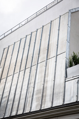 Vue extérieure surélévation zinc maison Neuilly-sur-Seine — toiture ardoise extension zinc joint debout — Bilal Deshayes architecte d'intérieur Paris