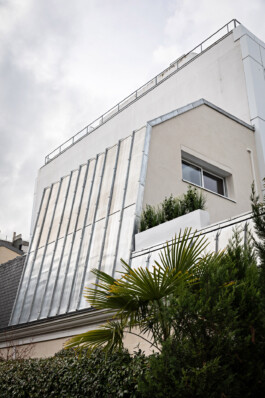 Vue extérieure surélévation zinc maison Neuilly-sur-Seine — toiture ardoise extension zinc joint debout — Bilal Deshayes architecte d'intérieur Paris