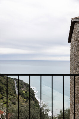 Vue mer depuis la chambre avec porte-fenêtre et volets verts, maison Grimaldi Superiore Ligurie — Bilal Deshayes architecte d'intérieur