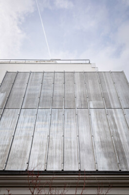 Vue extérieure surélévation zinc maison Neuilly-sur-Seine — toiture ardoise extension zinc joint debout — Bilal Deshayes architecte d'intérieur Paris