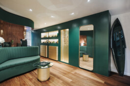 Vue d'ensemble boutique March LAB Soho Londres — canapé courbe vert palissandre laqué laiton miroir — retail design horlogerie luxe Bilal Deshayes architecte d'intérieur Paris