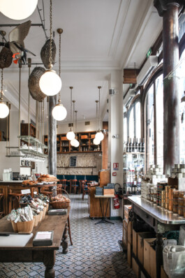 Vue d'ensemble intérieur Le Comptoir de la Gastronomie Paris Ier — épicerie restaurant boiseries globes lumineux taxidermie carreaux ciment — rénovation Bilal Deshayes architecte d'intérieur Paris