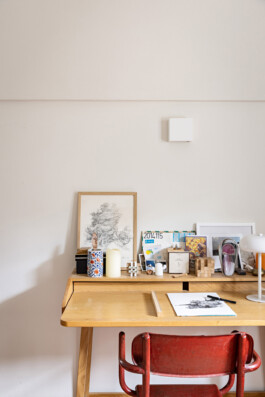 Espace bureau avec table ancienne en bois et chaise Eames, voûte en enduit, maison Grimaldi Superiore — Bilal Deshayes architecte d'intérieur